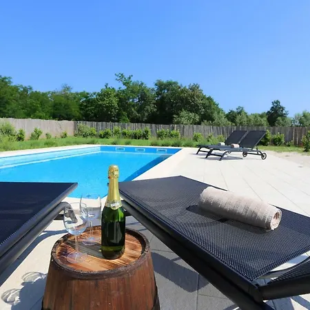 House Nina With Heated Pool * Valtura